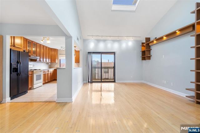 33 Green Valley Court, Secaucus, NJ 07094