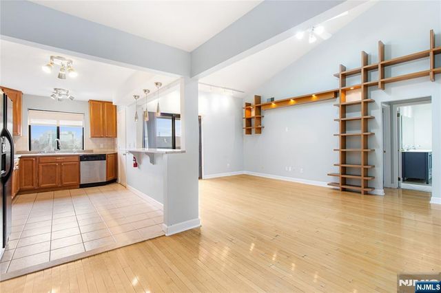 33 Green Valley Court, Secaucus, NJ 07094