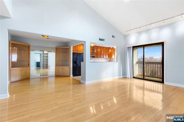 33 Green Valley Court, Secaucus, NJ 07094