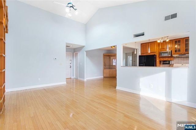 33 Green Valley Court, Secaucus, NJ 07094