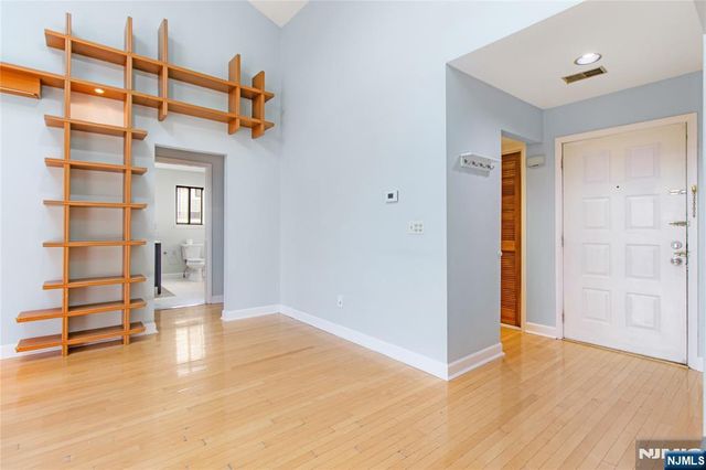 33 Green Valley Court, Secaucus, NJ 07094