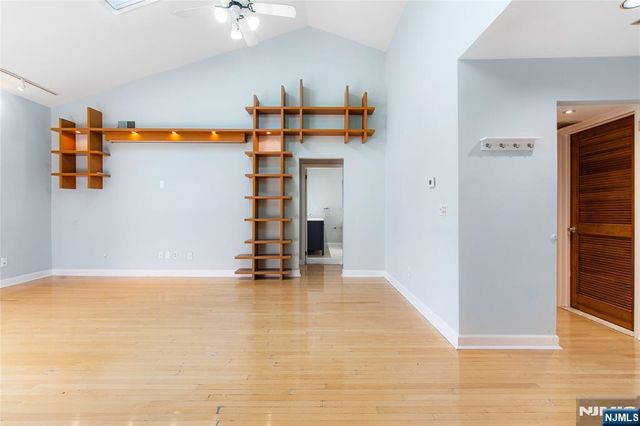33 Green Valley Court, Secaucus, NJ 07094