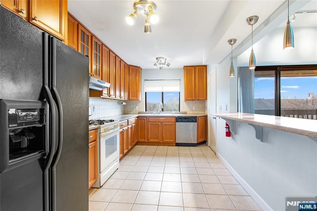 33 Green Valley Court, Secaucus, NJ 07094