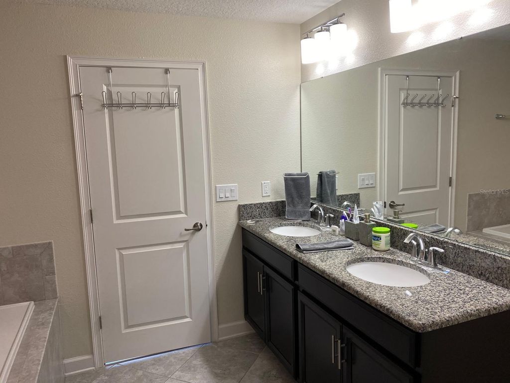 Image 11 of property listing at 15222 HARRINGTON COVE DRIVE, Orlando, FL 32824