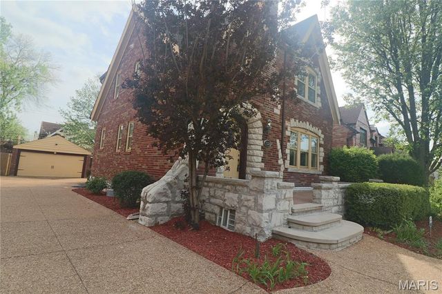 7326 Country Club Drive, St Louis, MO 63121