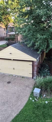7326 Country Club Drive, St Louis, MO 63121