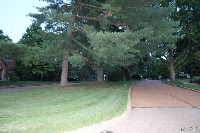 7326 Country Club Drive, St Louis, MO 63121