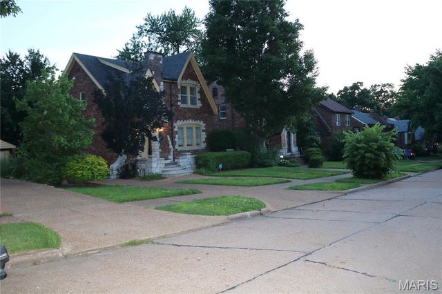 7326 Country Club Drive, St Louis, MO 63121
