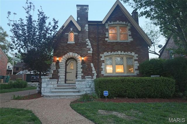 7326 Country Club Drive, St Louis, MO 63121