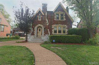 7326 Country Club Drive, St Louis, MO 63121