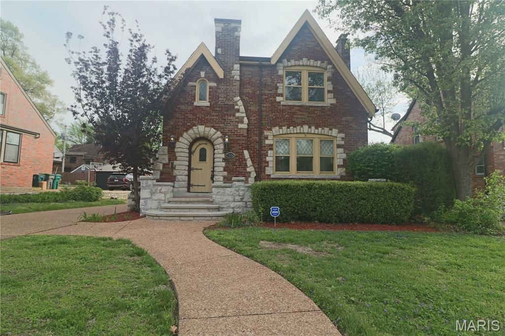 7326 Country Club Drive, St Louis, MO 63121