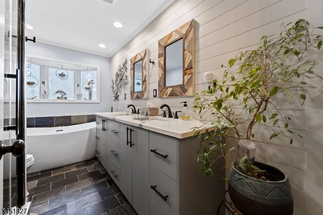64 Grandview Dr, North Haledon Boro, NJ 07508