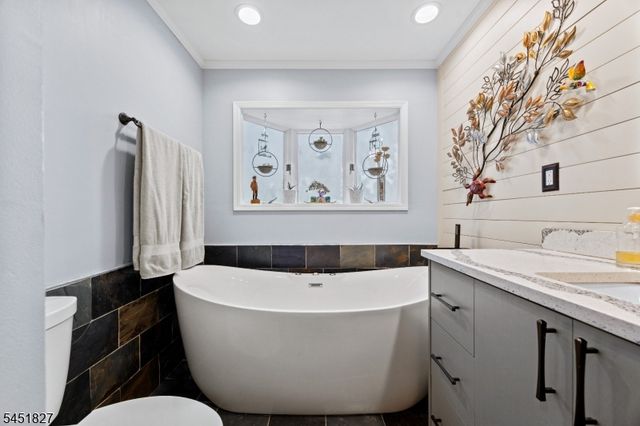 64 Grandview Dr, North Haledon Boro, NJ 07508