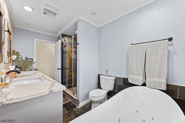 64 Grandview Dr, North Haledon Boro, NJ 07508