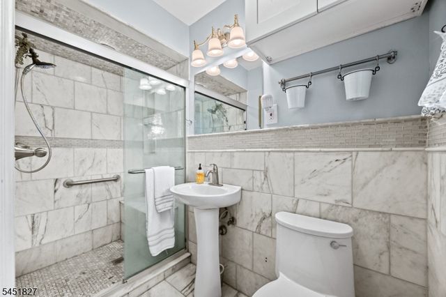 64 Grandview Dr, North Haledon Boro, NJ 07508