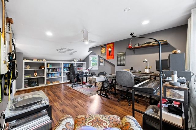 64 Grandview Dr, North Haledon Boro, NJ 07508