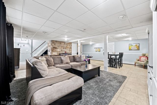 64 Grandview Dr, North Haledon Boro, NJ 07508