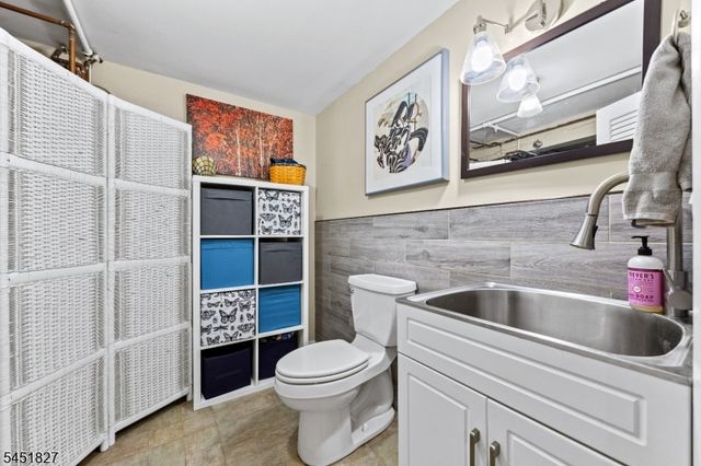 64 Grandview Dr, North Haledon Boro, NJ 07508