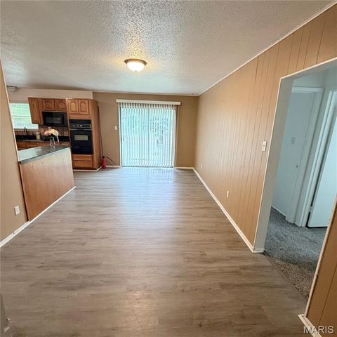 10619 Foxlair Drive, St Louis, MO 63137
