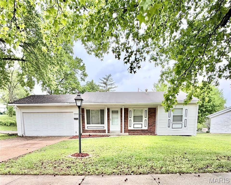 10619 Foxlair Drive, St Louis, MO 63137