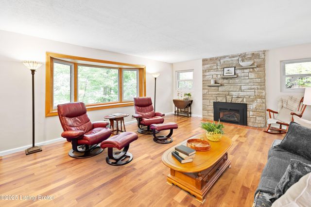 322 Kenwood Hill Rd, Louisville, KY 40214