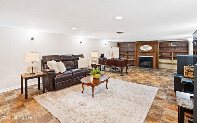 322 Kenwood Hill Rd, Louisville, KY 40214