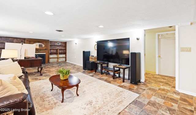 322 Kenwood Hill Rd, Louisville, KY 40214