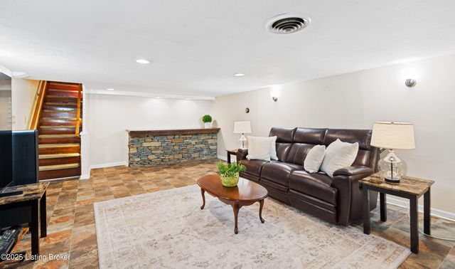 322 Kenwood Hill Rd, Louisville, KY 40214