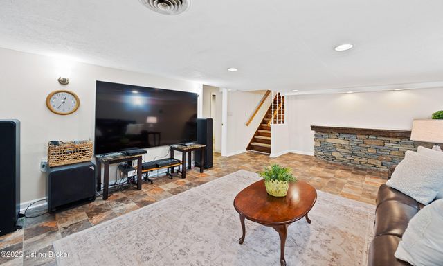 322 Kenwood Hill Rd, Louisville, KY 40214