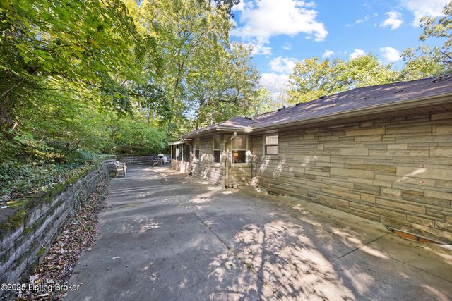 322 Kenwood Hill Rd, Louisville, KY 40214