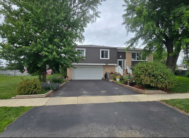 2208 Hiawatha Parkway, Woodridge, IL 60517