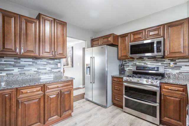 2208 Hiawatha Parkway, Woodridge, IL 60517