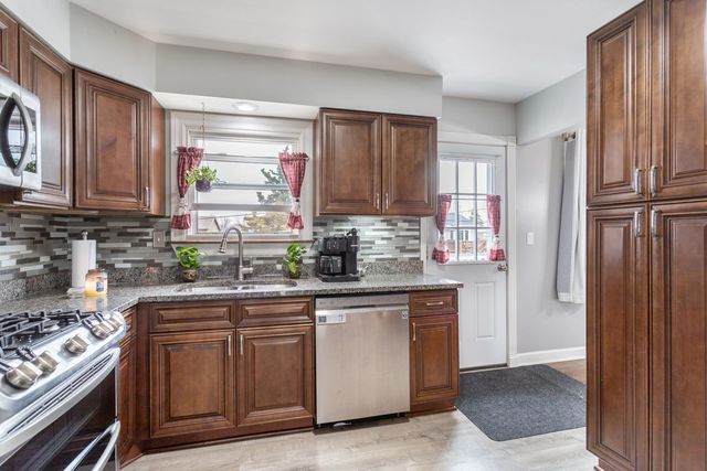 2208 Hiawatha Parkway, Woodridge, IL 60517