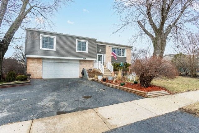 2208 Hiawatha Parkway, Woodridge, IL 60517