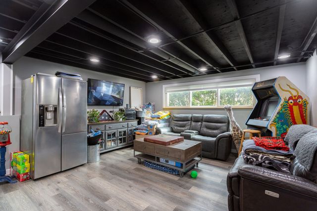 2208 Hiawatha Parkway, Woodridge, IL 60517