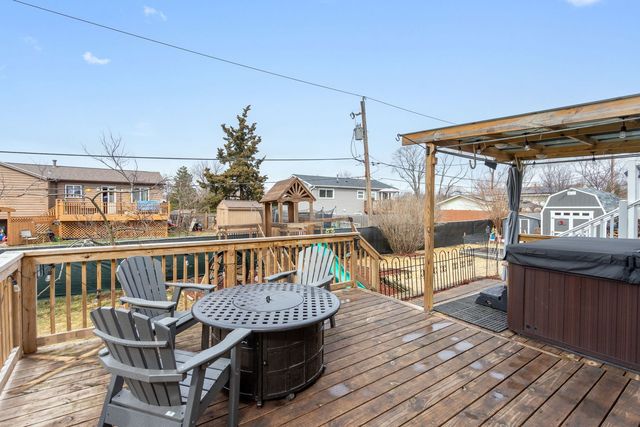 2208 Hiawatha Parkway, Woodridge, IL 60517