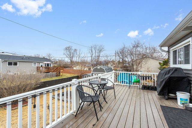 2208 Hiawatha Parkway, Woodridge, IL 60517