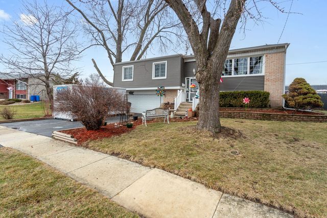2208 Hiawatha Parkway, Woodridge, IL 60517