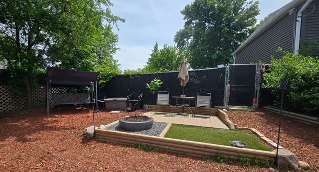 2208 Hiawatha Parkway, Woodridge, IL 60517