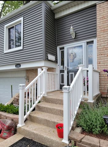 2208 Hiawatha Parkway, Woodridge, IL 60517