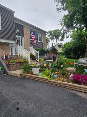 2208 Hiawatha Parkway, Woodridge, IL 60517