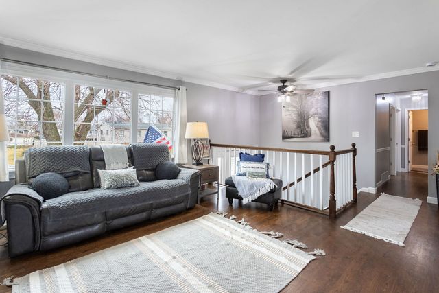 2208 Hiawatha Parkway, Woodridge, IL 60517