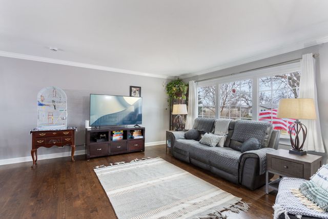 2208 Hiawatha Parkway, Woodridge, IL 60517