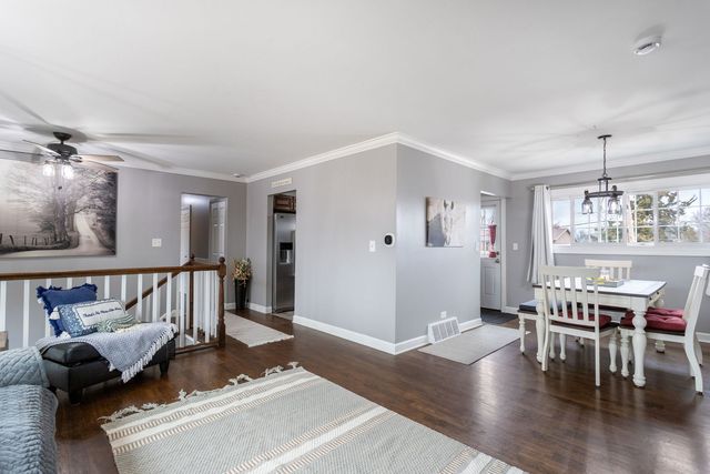 2208 Hiawatha Parkway, Woodridge, IL 60517
