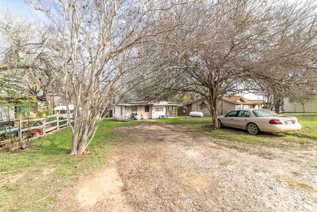 21 N CR 235, Gonzales, TX 78629