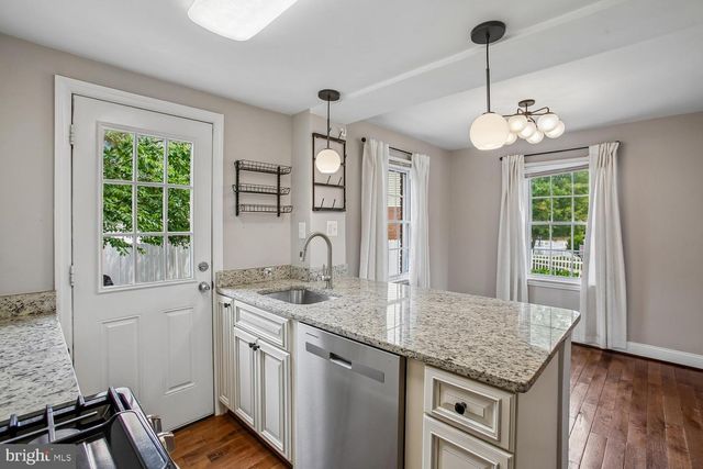 5812 N N KINGS HWY, Alexandria, VA 22303