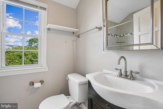 5812 N N KINGS HWY, Alexandria, VA 22303