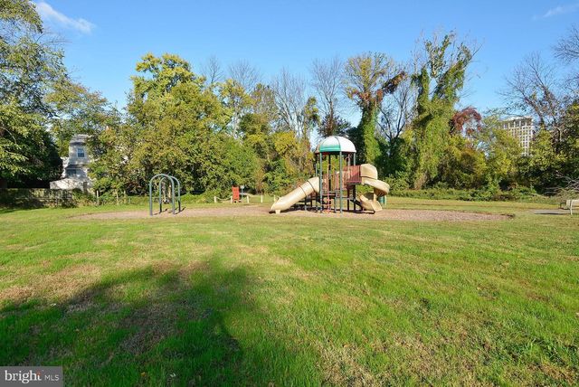 5812 N N KINGS HWY, Alexandria, VA 22303