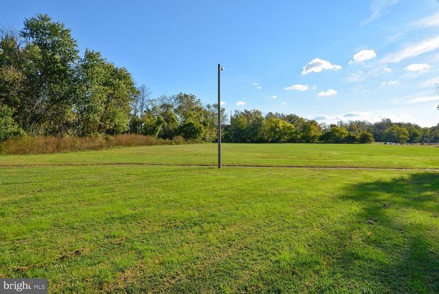 5812 N N KINGS HWY, Alexandria, VA 22303