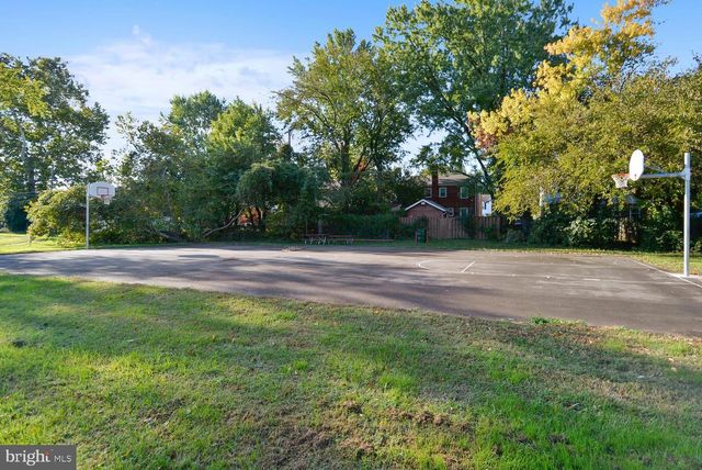 5812 N N KINGS HWY, Alexandria, VA 22303
